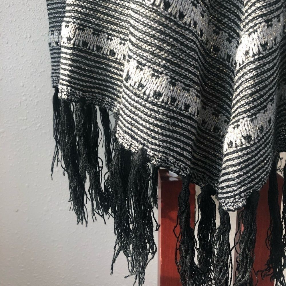 NWT BCBG MaxAria Hooded Poncho Size S/M - Picture 4 of 11